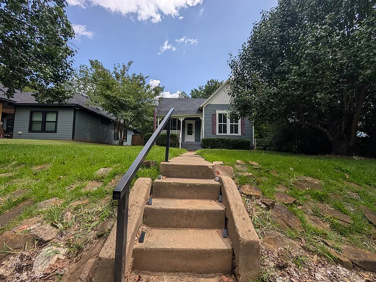 412 W Day St — Photo 3