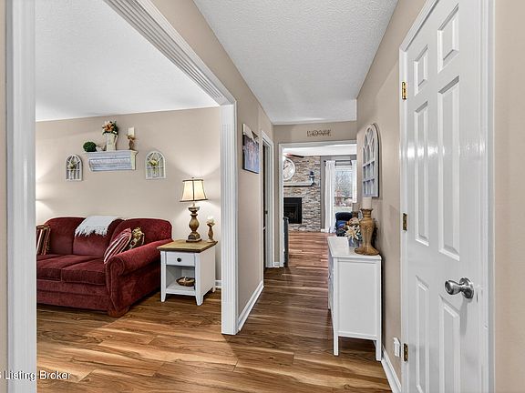 5th image of 4809 Fox Chase Dr