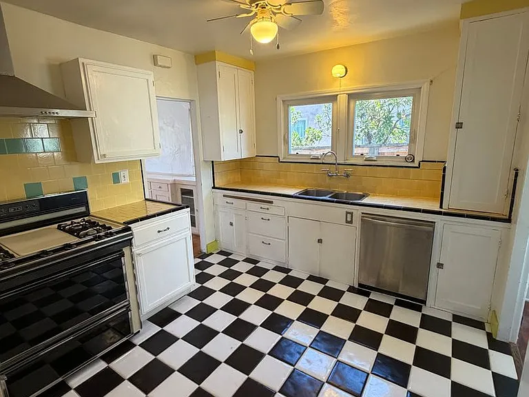 635 E Victoria St — Photo 9