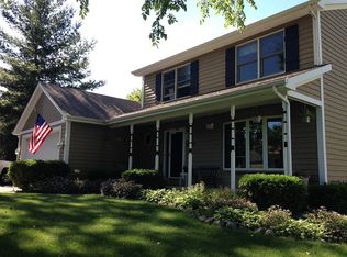 8720 Hillcrest Ave, Crystal Lake, IL 60014