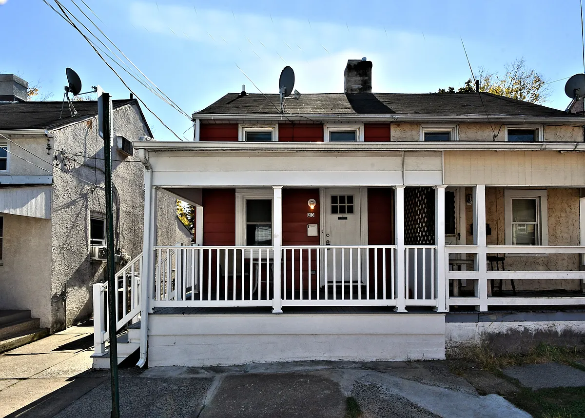 Building Photo - 23 Walnut St