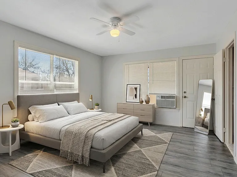 305 N Robinson St — Photo 2