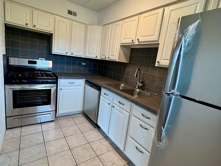 2610 Oakton St #9W — Photo 8