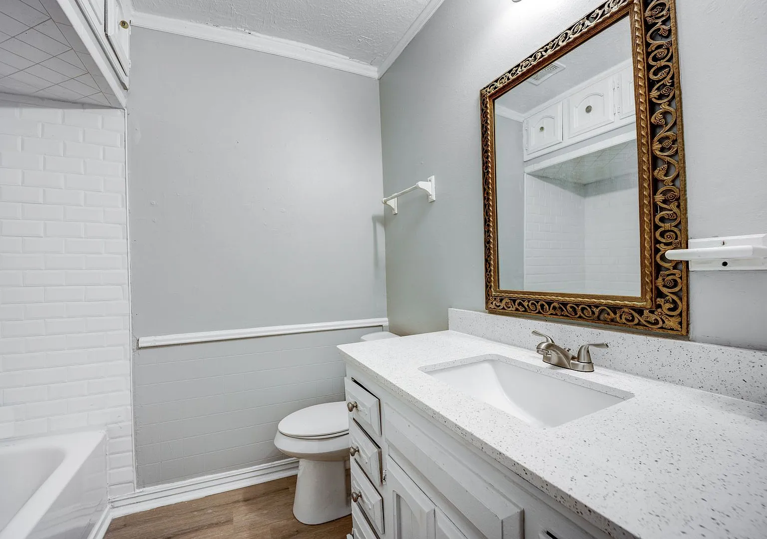 Freshly Updated 3 Bedroom House — Photo 4
