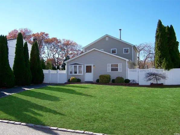 64 Avenue C, Holbrook, NY 11741