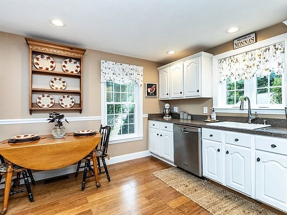 5th image of 18 Seaver Brook Ln #18