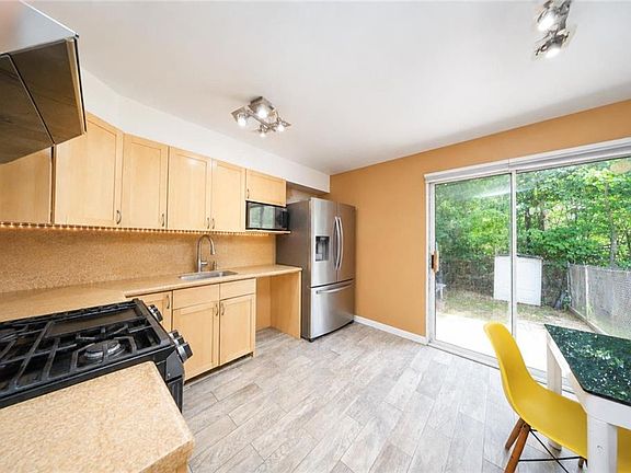 3rd image of 28 Long Pond Ln