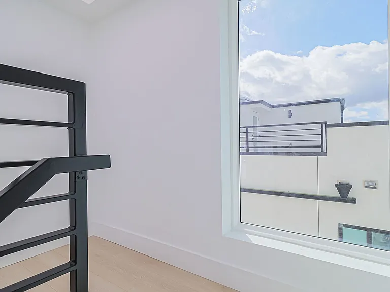 New Construction Luxury 4 Bed Townhomes With Roof Decks — Photo 31