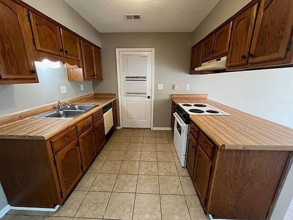 5th image of 3428 Laurelwood St