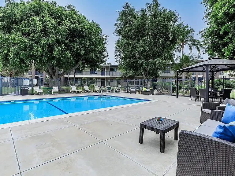 Vio Cerritos — Photo 8