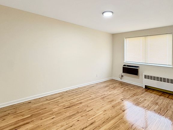 MASTER BEDROOM (UN-STAGED)