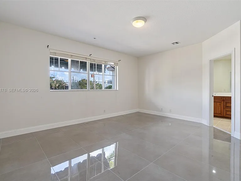 1772 NE 9th St #7 — Photo 11
