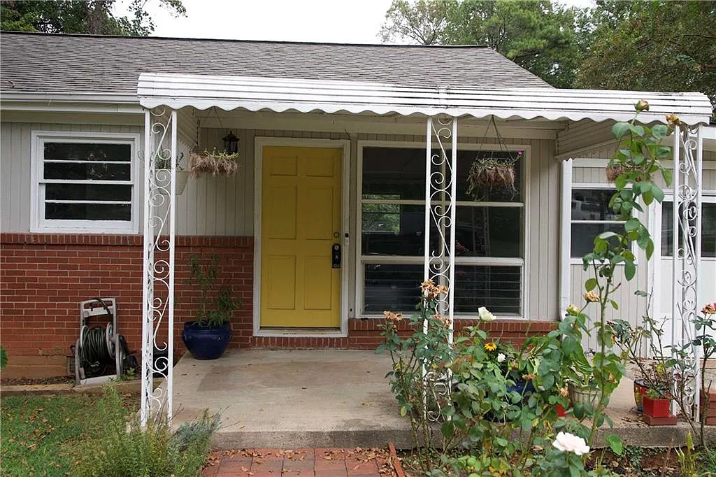 3 bed, 1.5 bath, 1154 sqft, $2,400 — Photo 2