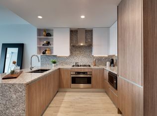 220 W Hill St #201, Chicago, IL 60610