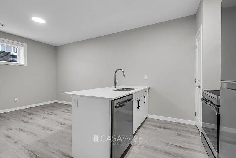 2 bed, 1.0 bath, 704 sqft, $1,300 — Photo 3