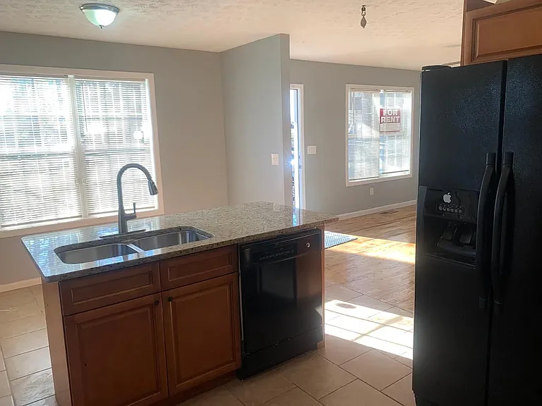 194 Lake Dr — Photo 6