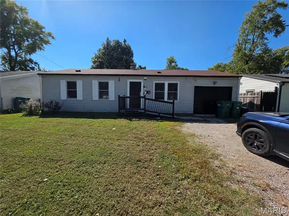 35 Westwood Dr, Cahokia, IL 62206