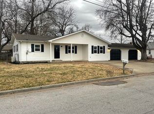 211 N Rechow Ave, Bolivar, MO 65613