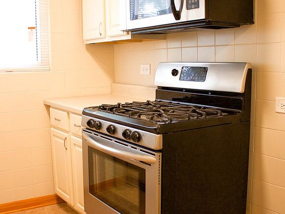 5th image of 2905 W Glenlake Ave