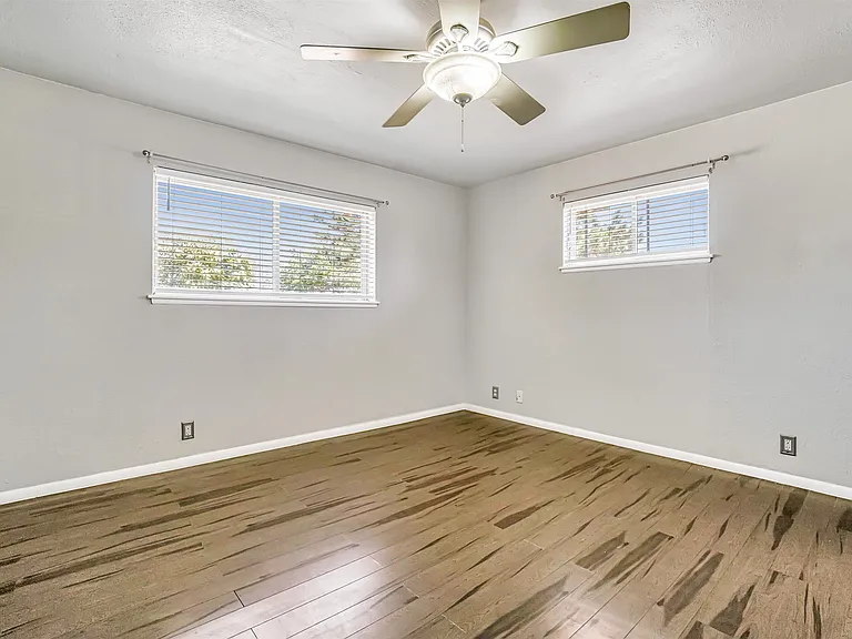 201 Cardinal Cir S — Photo 28