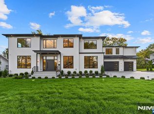 236 Woodcrest Rd, Paramus, NJ 07652
