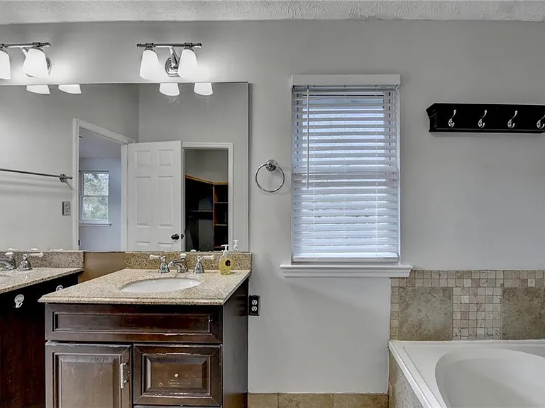1112 Ashbury Dr — Photo 49