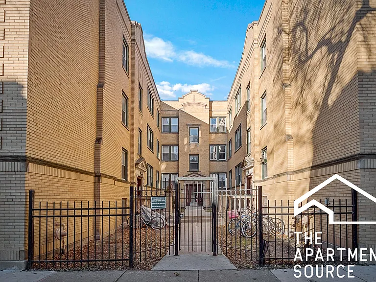 1908 W Winnemac Ave #2 — Photo 6