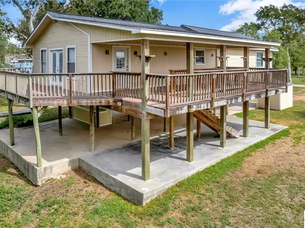 242 River Oaks Rd, Cuero, TX 77954