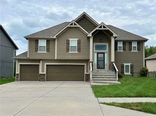 13503 Forest Oaks Dr, Smithville, MO 64089