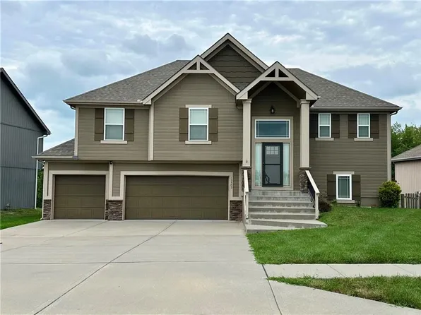 13503 Forest Oaks Dr, Smithville, MO 64089