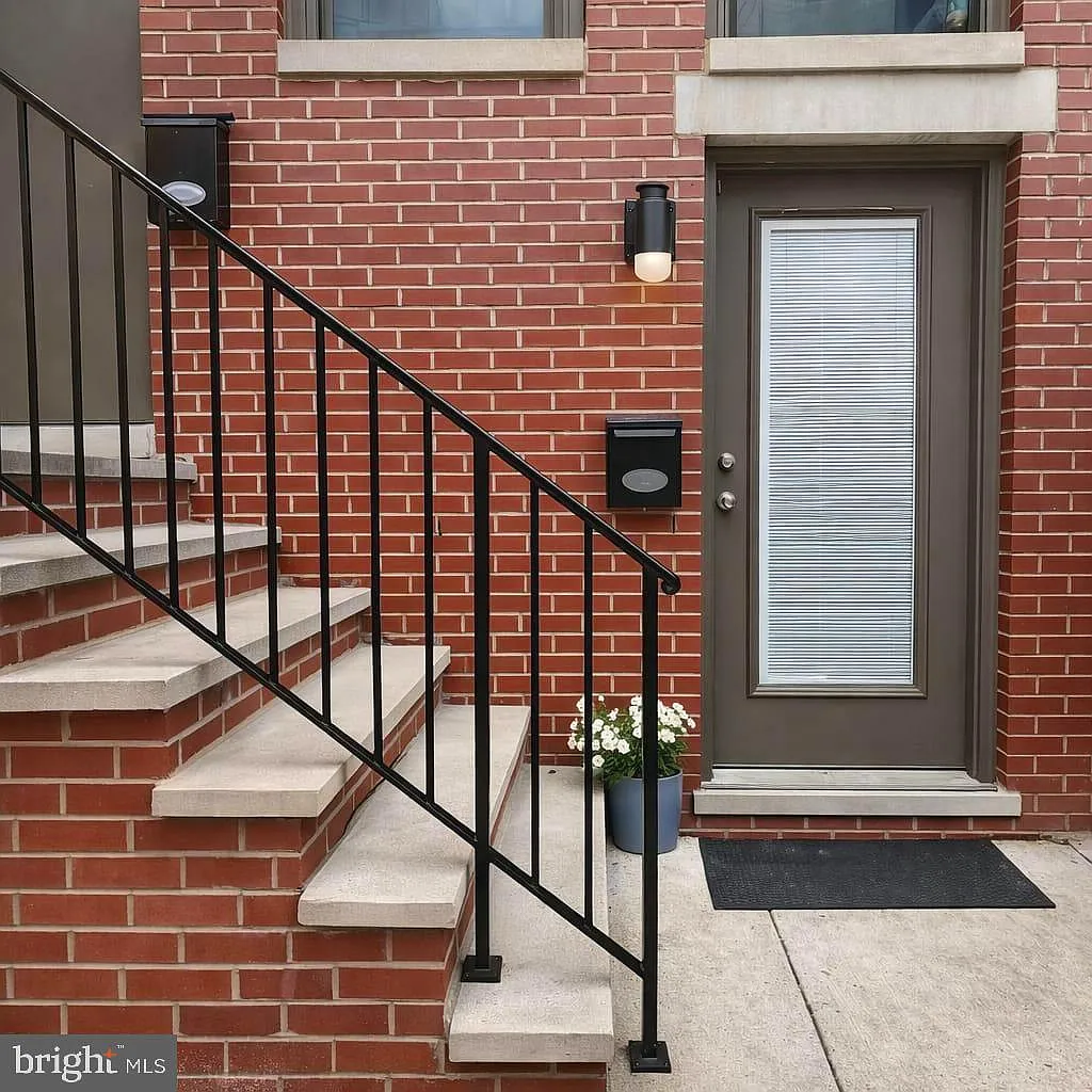 6 bed, 2439 sqft, $2,000 — Photo 2