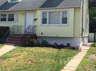 9 Halsey St, Freeport, NY 11520