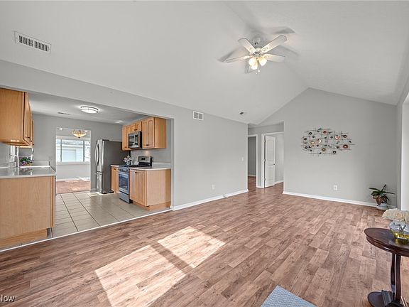5th image of 1126 Iroquois Ave