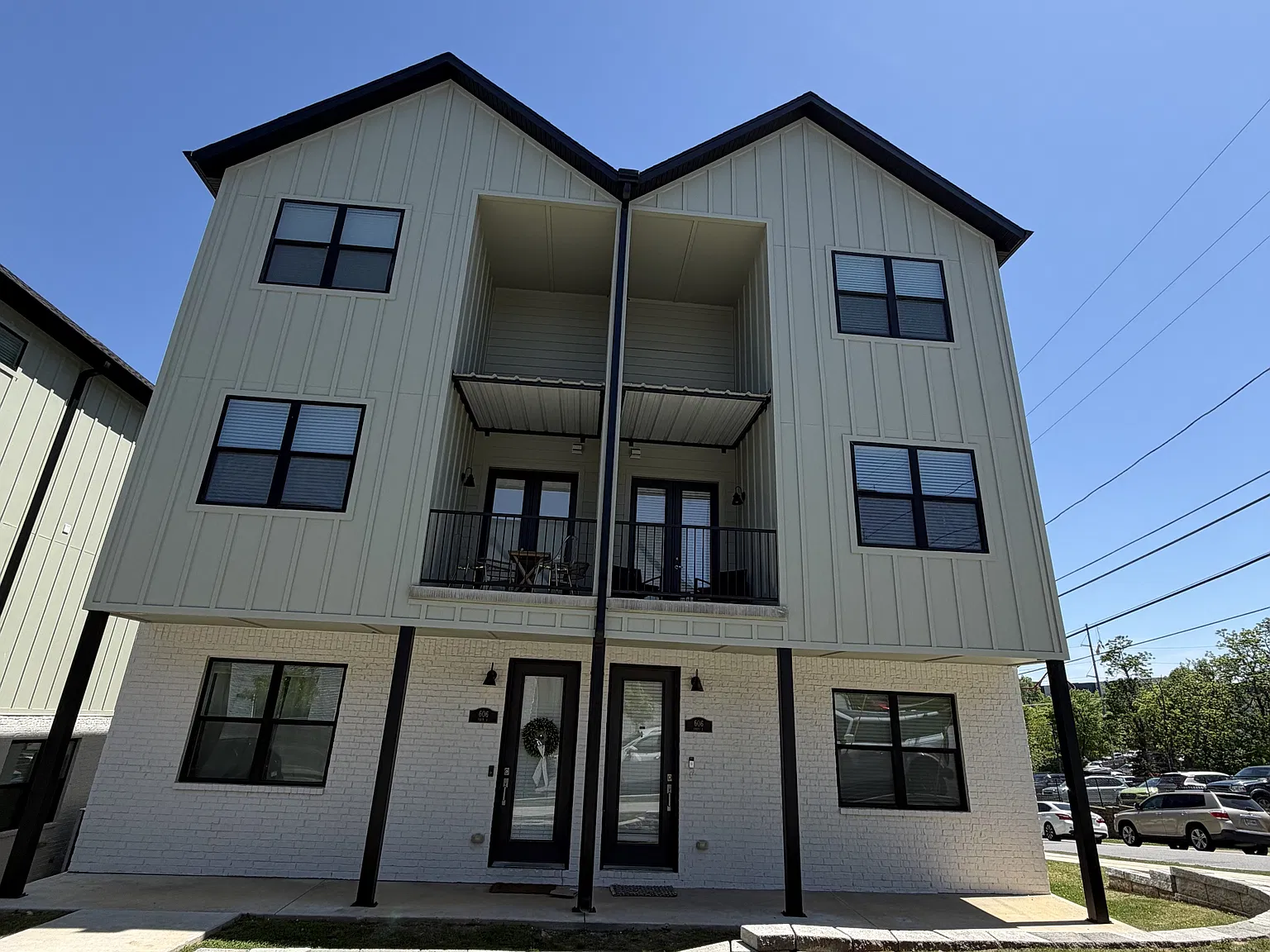 606 N Whitham Ave — Photo 2