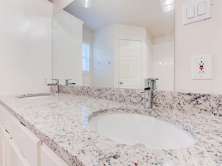 221 Grover Ave — Photo 19