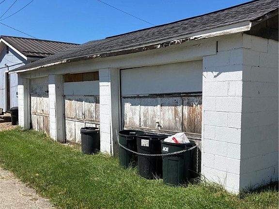 3rd image of 250 E Market St