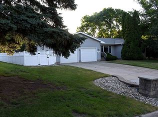 1321 Summit Dr, Mitchell, SD 57301