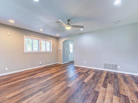 5th image of 945 Canisius Ln