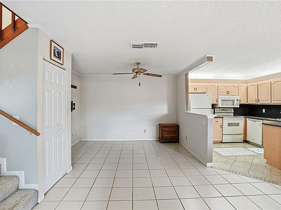 4th image of 4029 Sandlewood LN #2