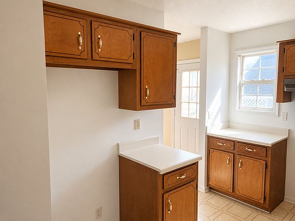 4th image of 534 Hanson St