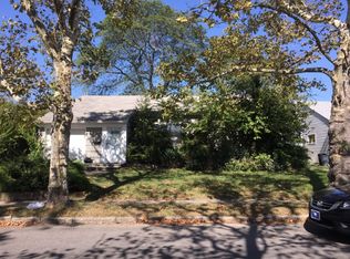 96 Brentwood Ln, Valley Stream, NY 11581