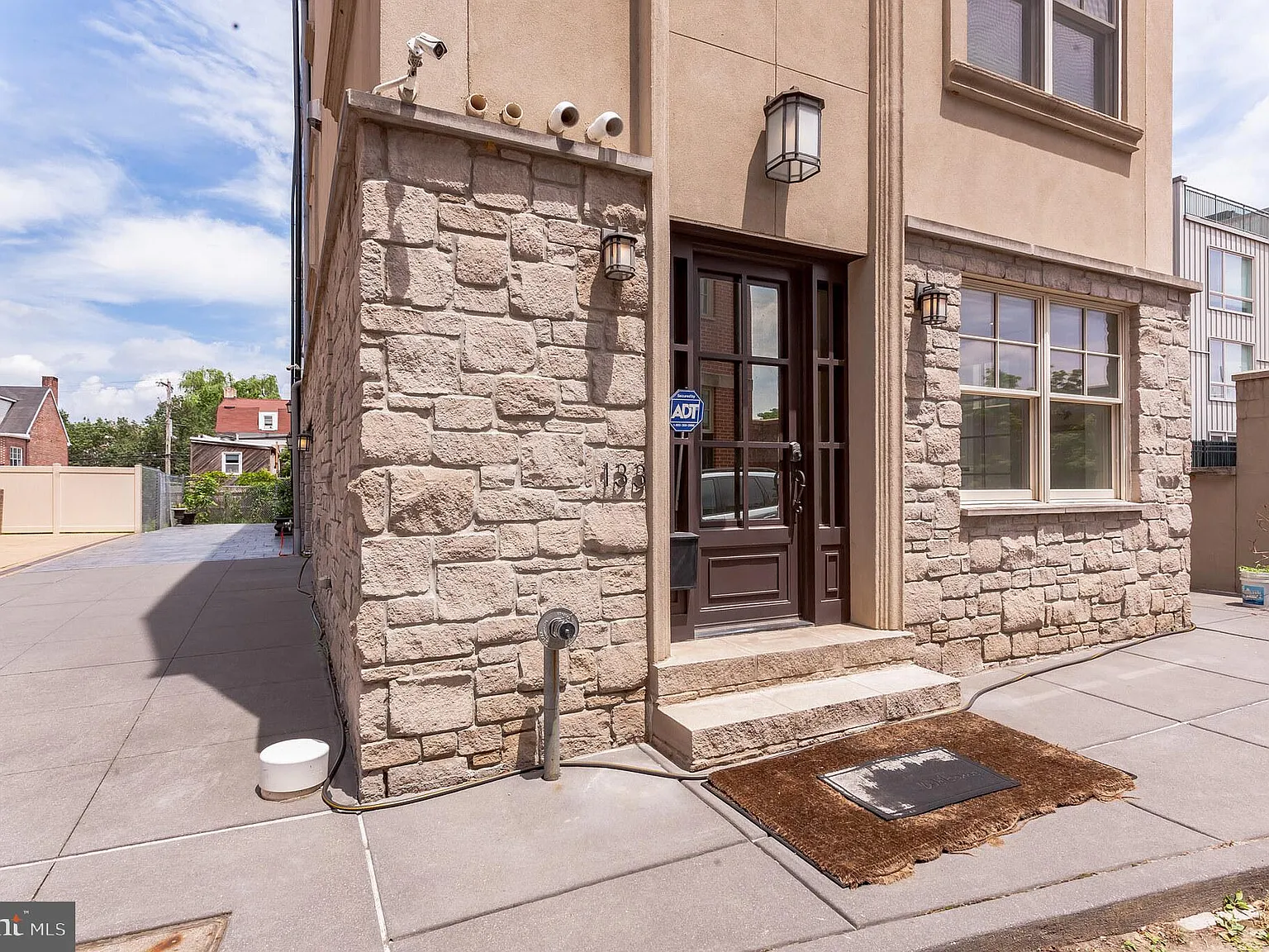 3 bed, 4.5 bath, 3500 sqft, $5,500 — Photo 3