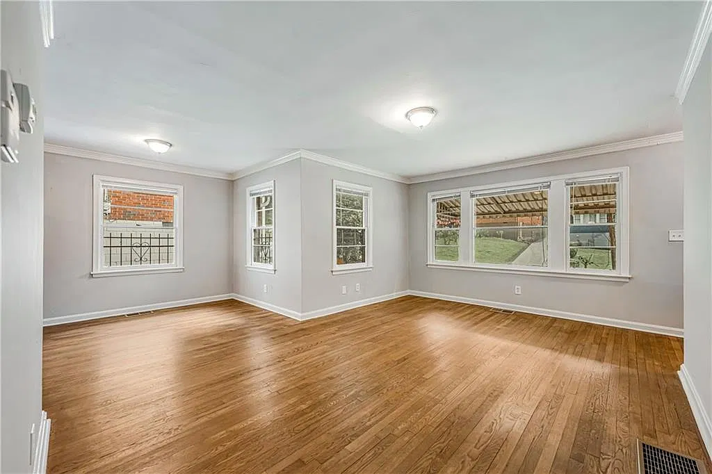 3 bed, 1.0 bath, 1228 sqft, $1,900 — Photo 2