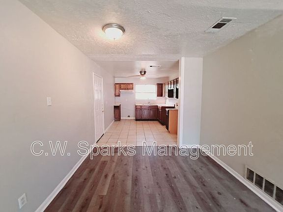 5th image of 3831 Castle Hills Dr