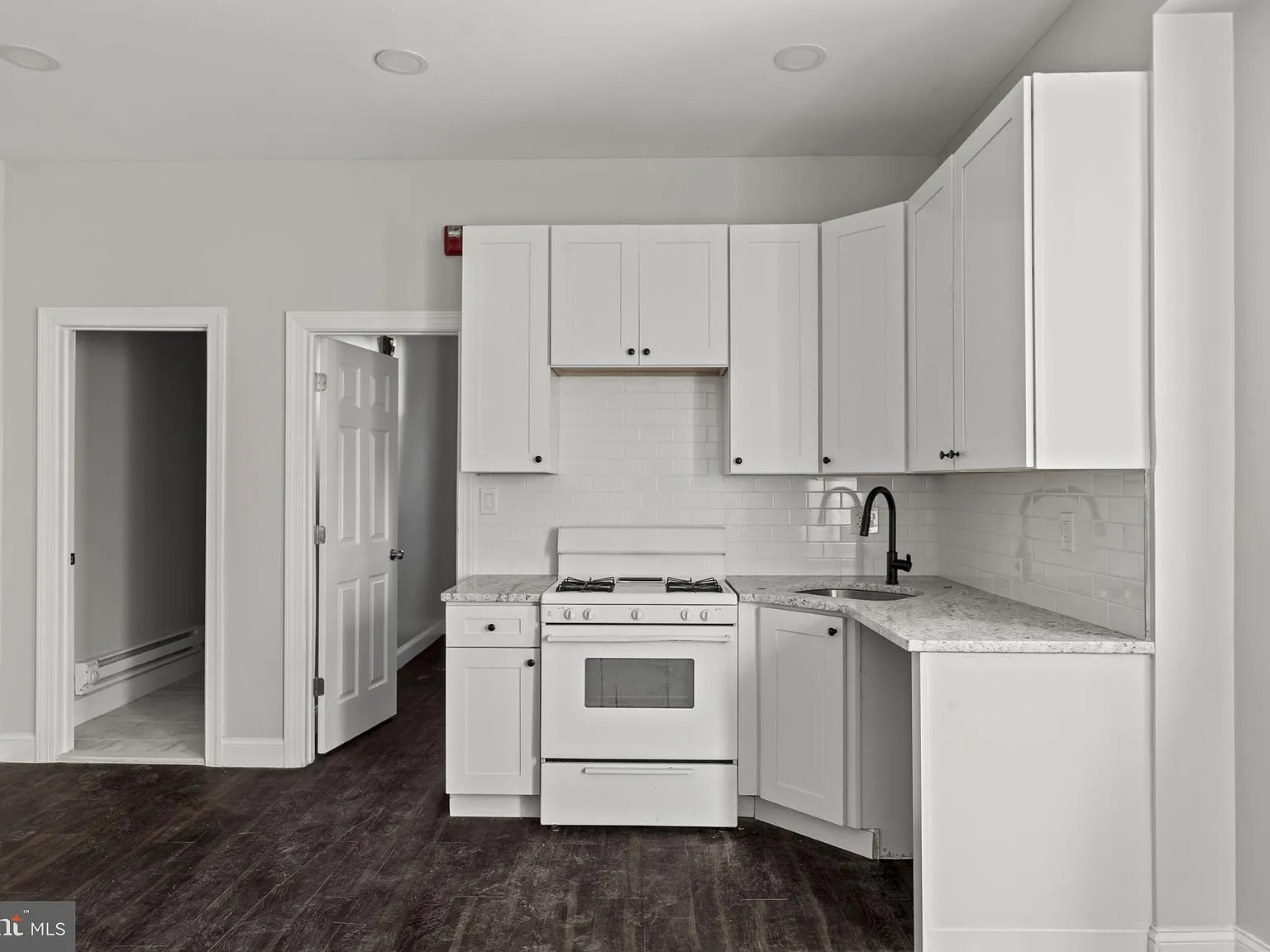 1 bed, 1.0 bath, 465 sqft, $1,050 — Photo 3