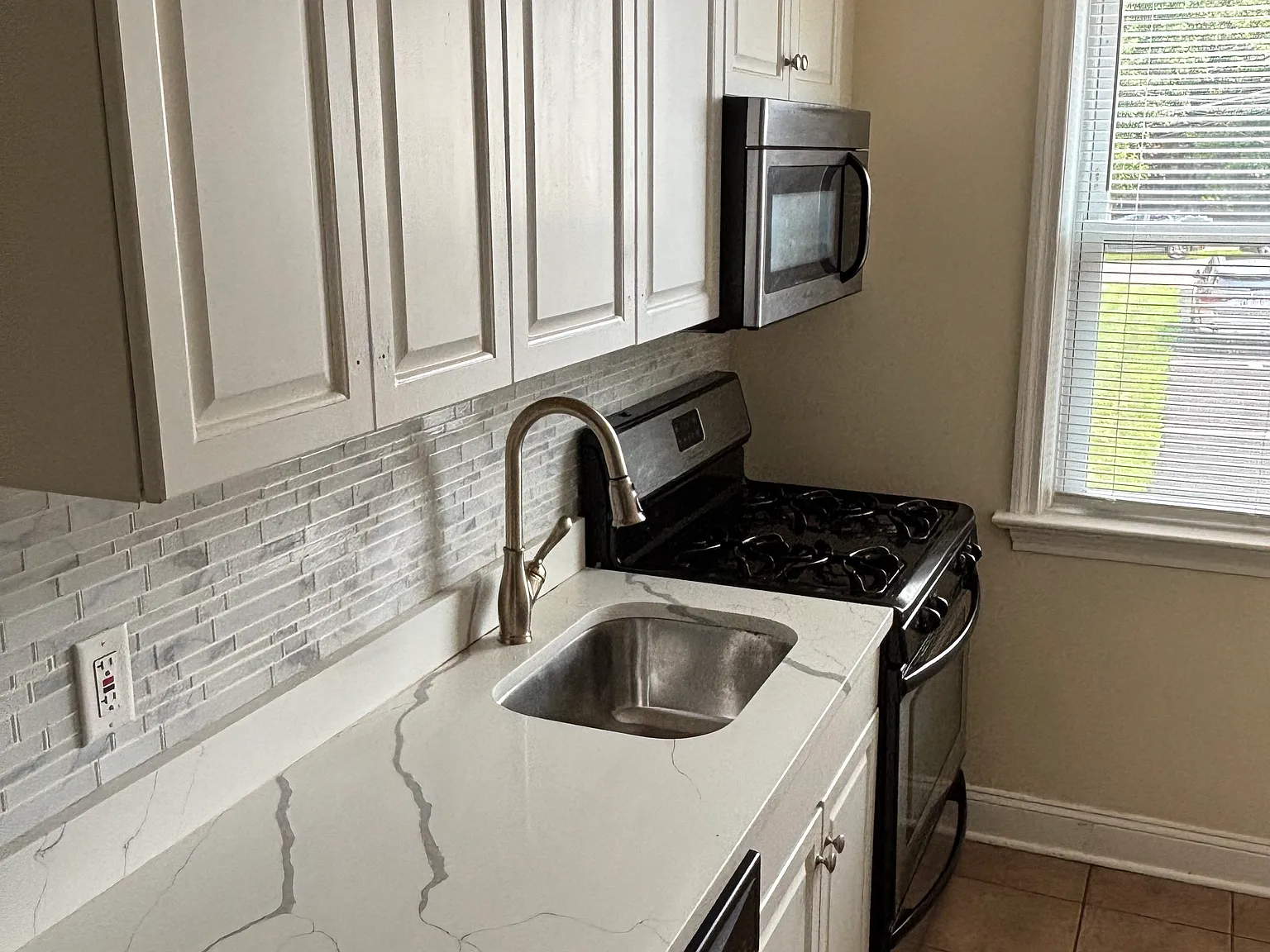2 bed, 900 sqft, $3,400 — Photo 2
