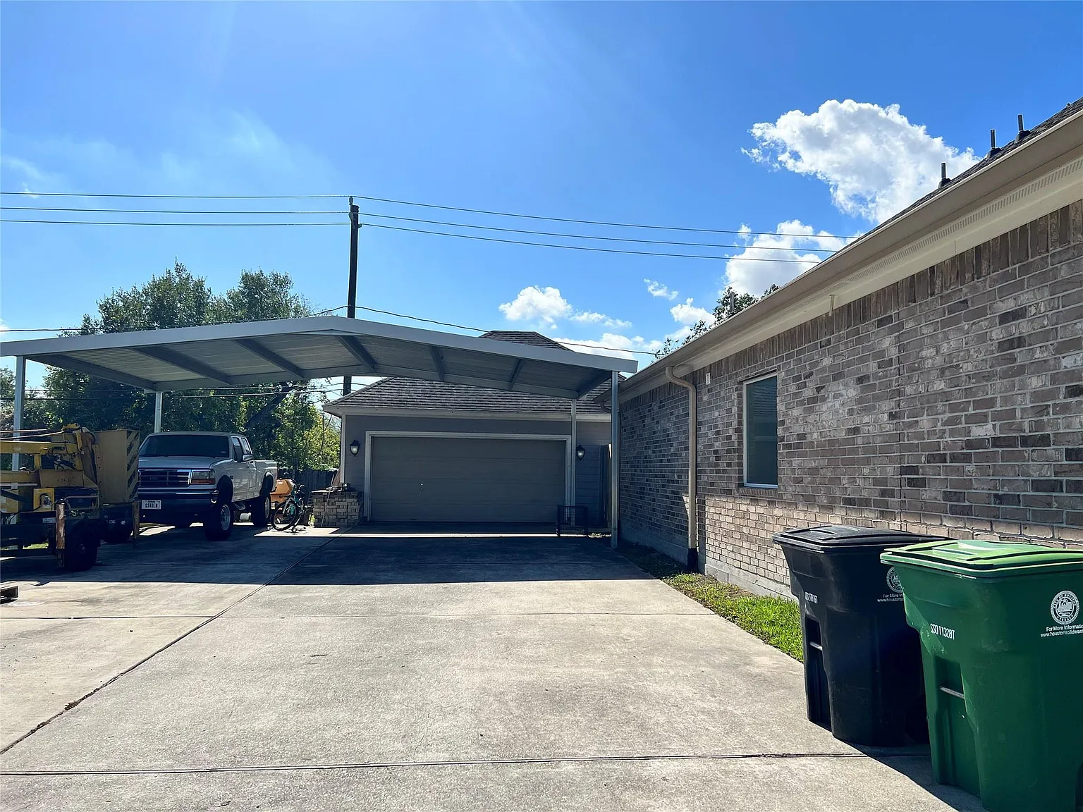 4 bed, 2.0 bath, 2396 sqft, $2,400 — Photo 2