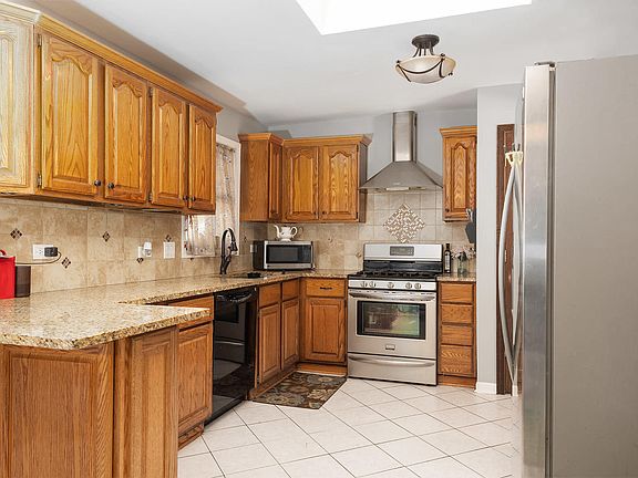 4th image of 29W270 Forest Ave
