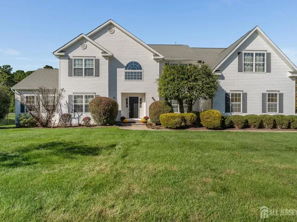 8 Duchess Dr, Monroe Township, NJ 08831