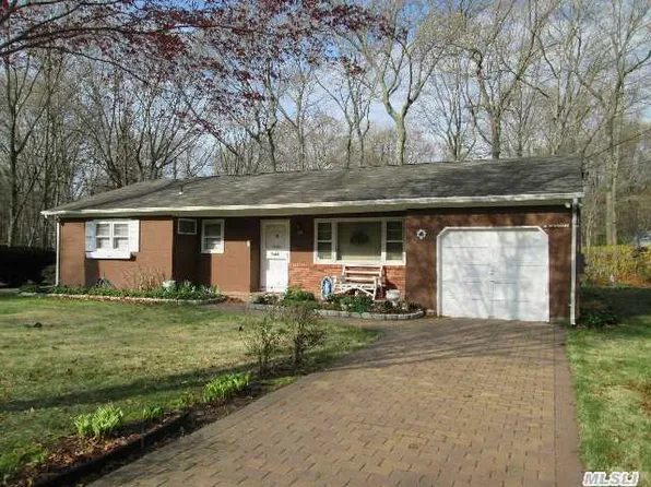 39 Hulse Ave, Wading River, NY 11792